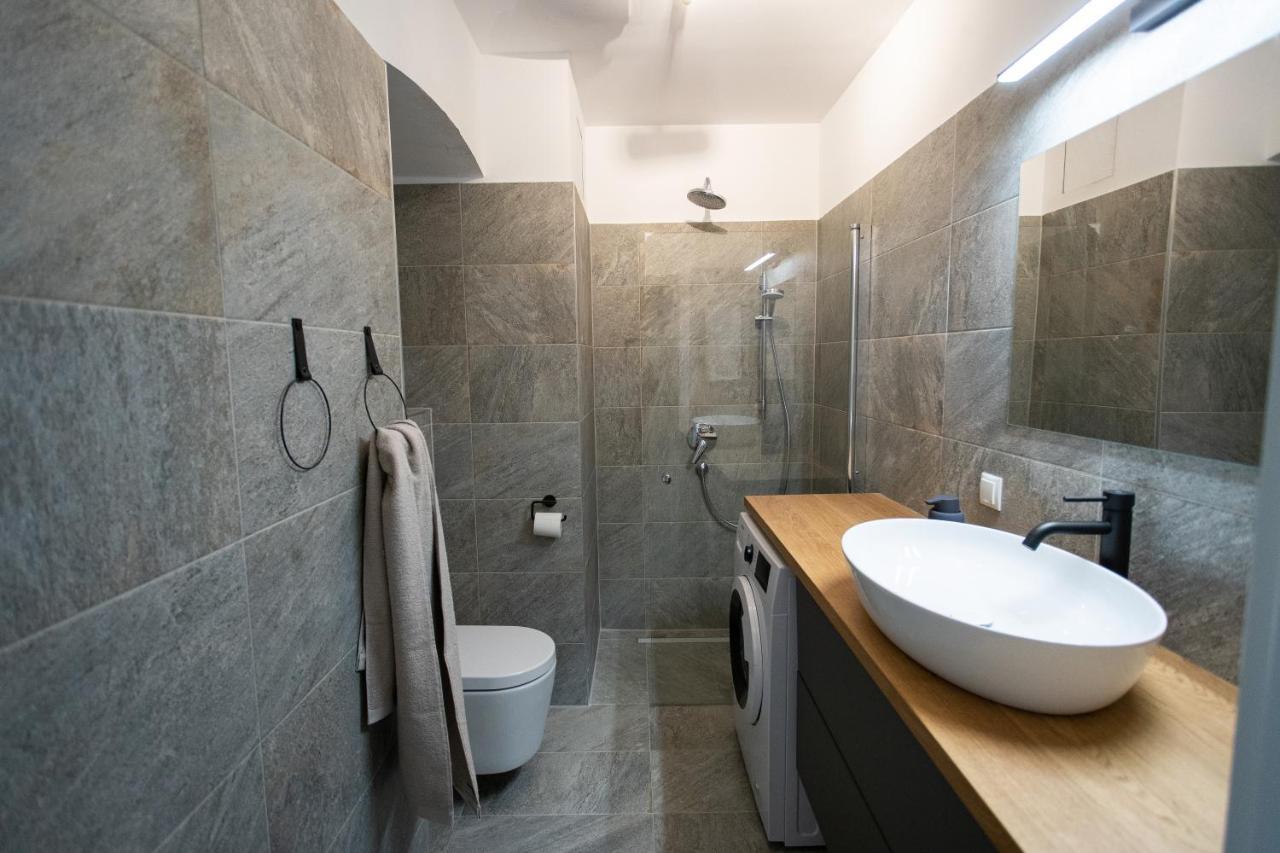 Stilvolle Wohnung mit ruhig gelegenem Balkon Wien Exterior foto