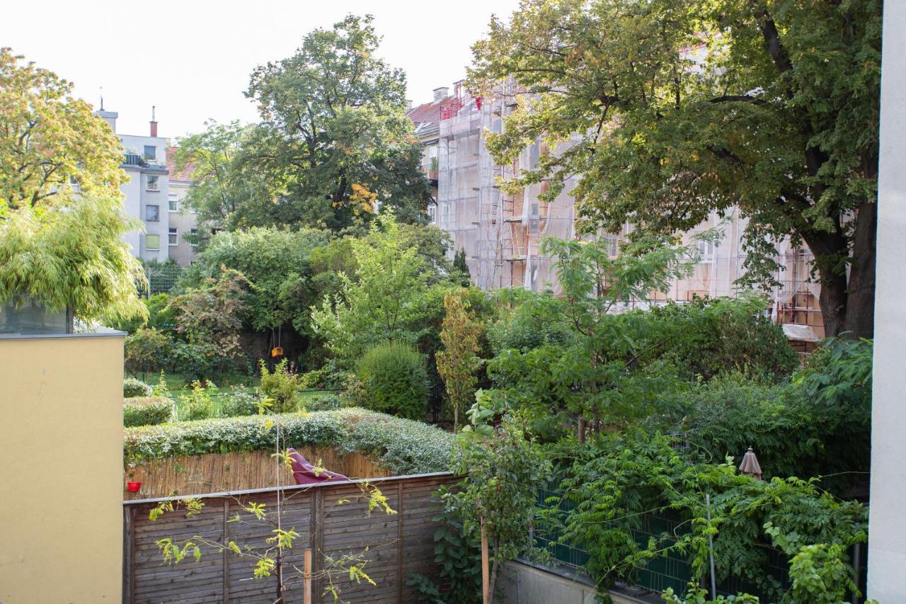 Stilvolle Wohnung mit ruhig gelegenem Balkon Wien Exterior foto